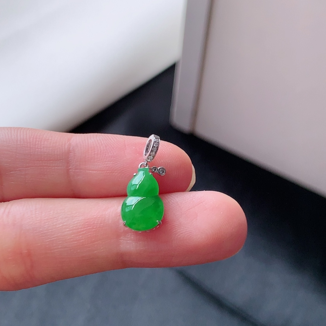 冰阳绿葫芦吊坠。冰润冰胶，种老细腻水润，佩戴优雅精致 货号52525，18.7-7.7-4.6