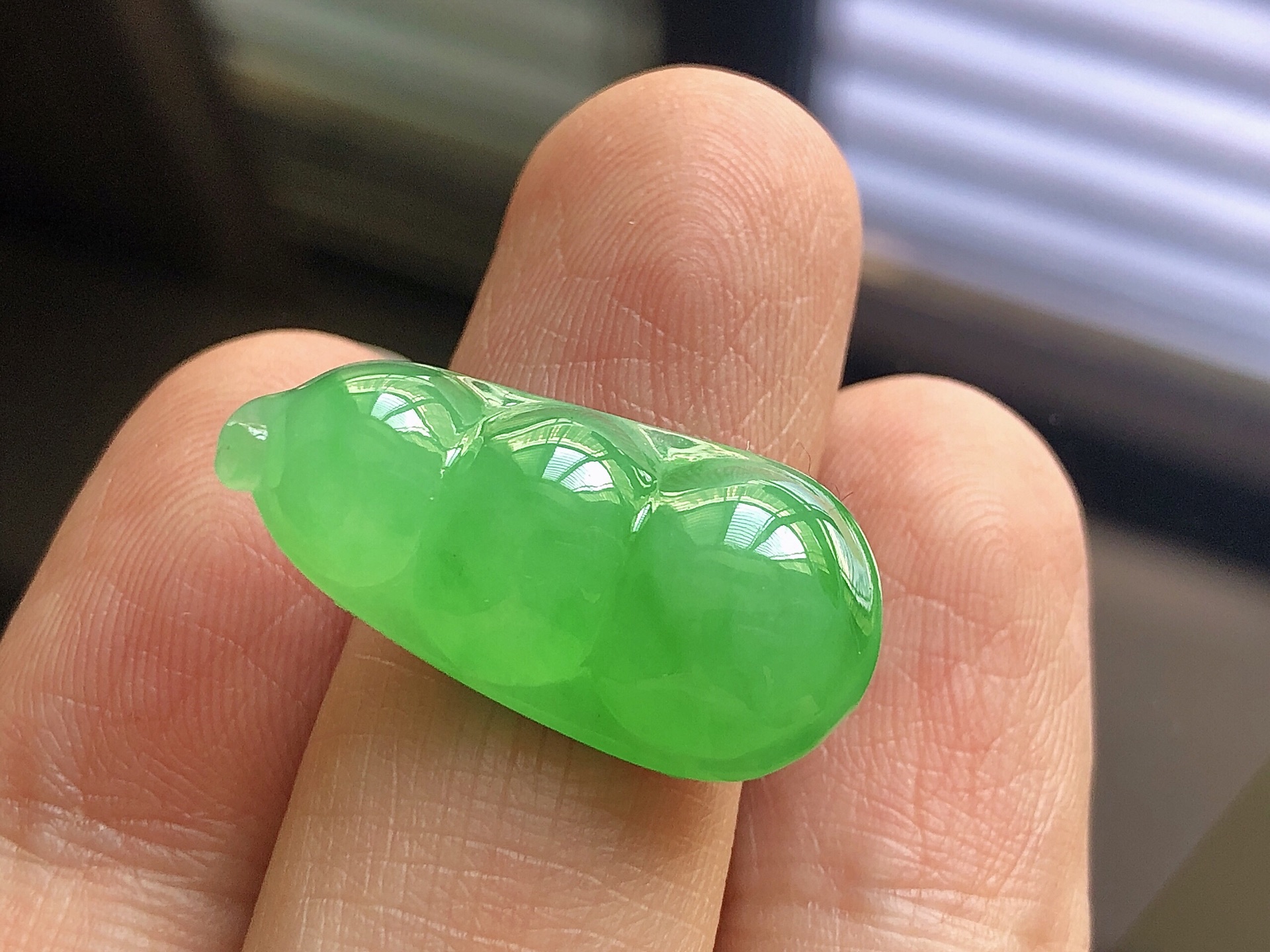 ️ 冰种阳绿福豆， 色泽艳阳，通透水润，玉质细腻，夺目迷人，镶嵌效果大气上档次，品相，无裂，尺寸2