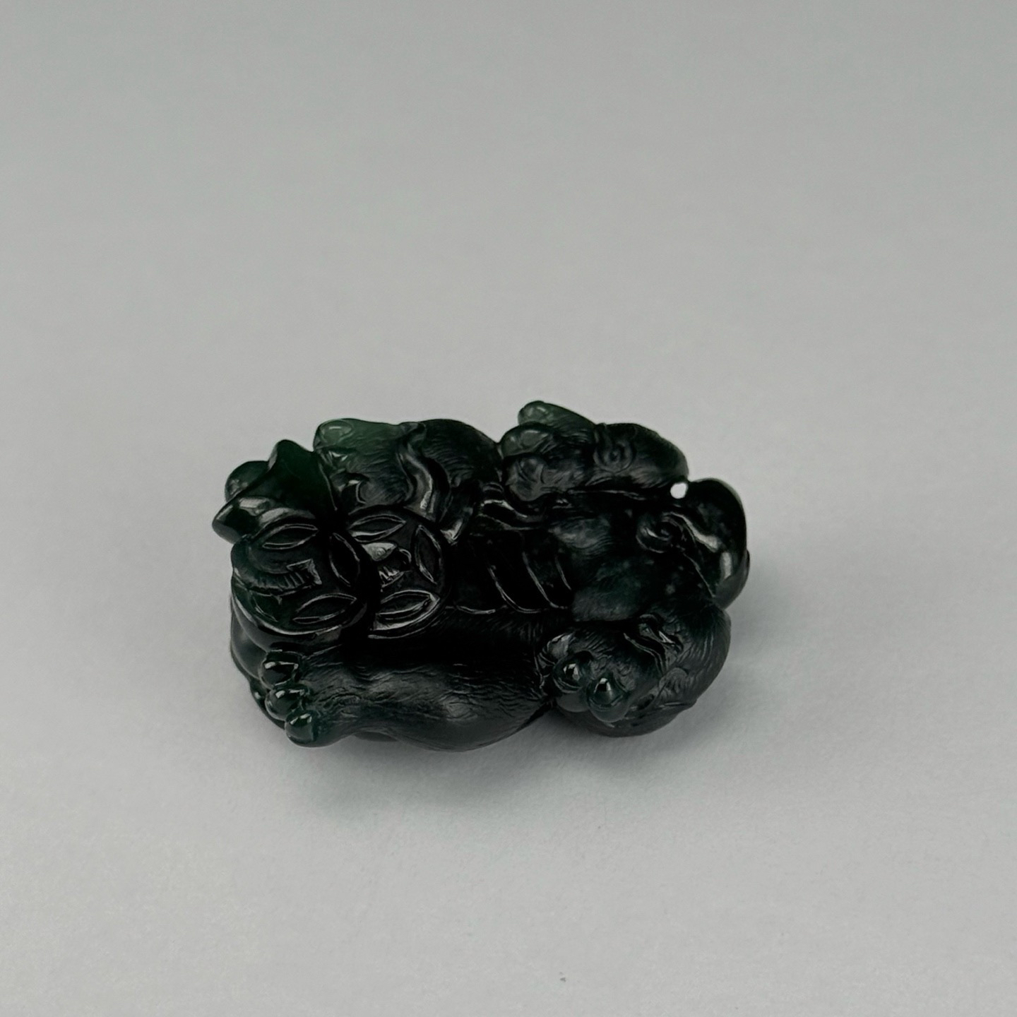 精品墨翠大貔貅裸石 种好色正 黑度好 打灯通透 油性十足  尺寸32.3
