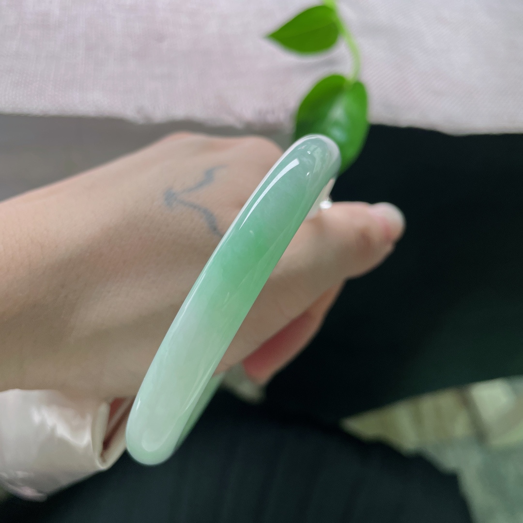 58.7/9.5，绿底美人条，水润细腻，干净，减龄必备，佩戴显气质，无裂，ss53595a