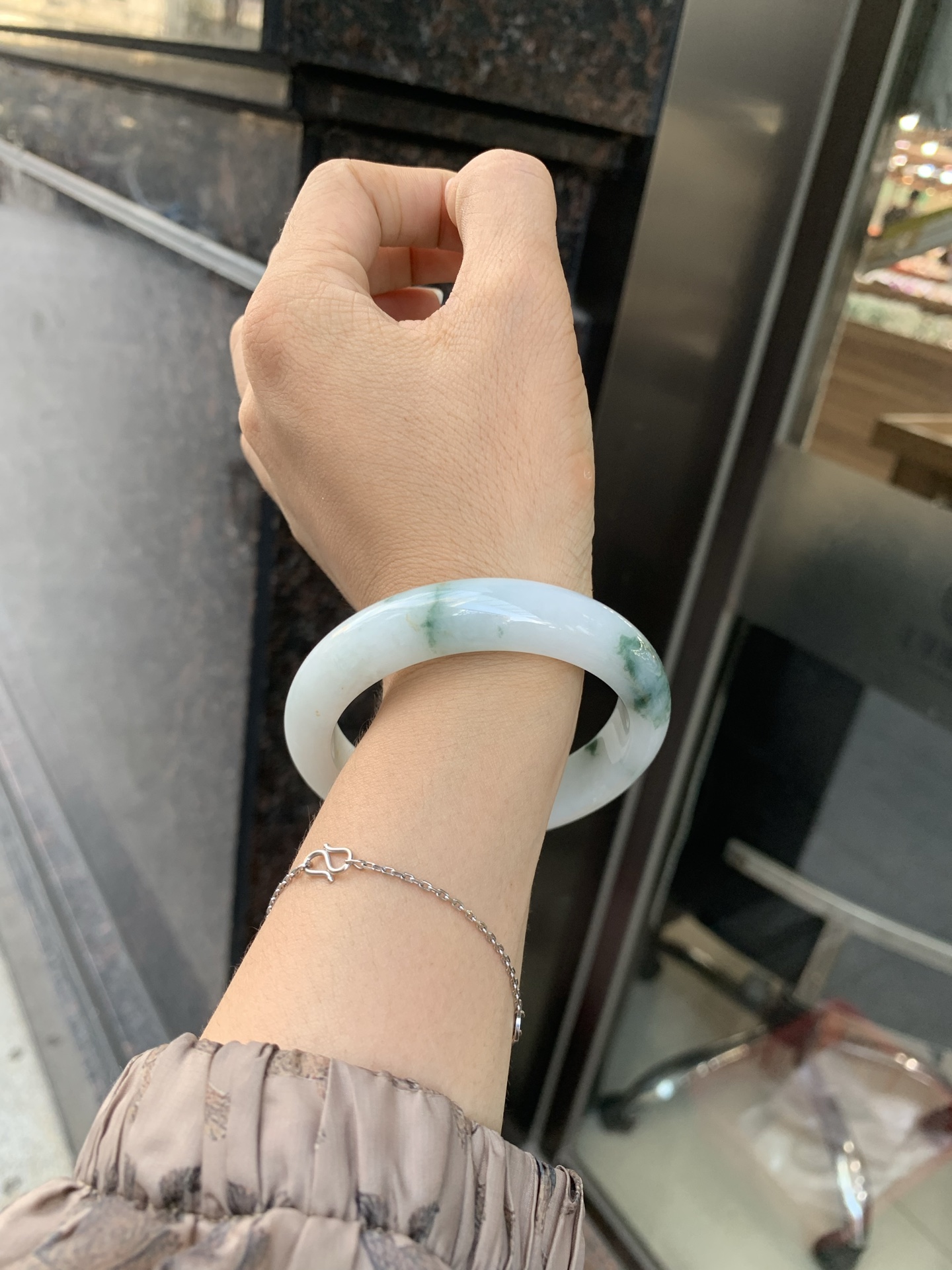 飘花正圈 54.6-8.3-12.3 0527-FF-2833 无裂，底妆水润，蓝花灵动飘逸，勾勒出一幅唯美诗意的山水意境画，古典优雅又秀气