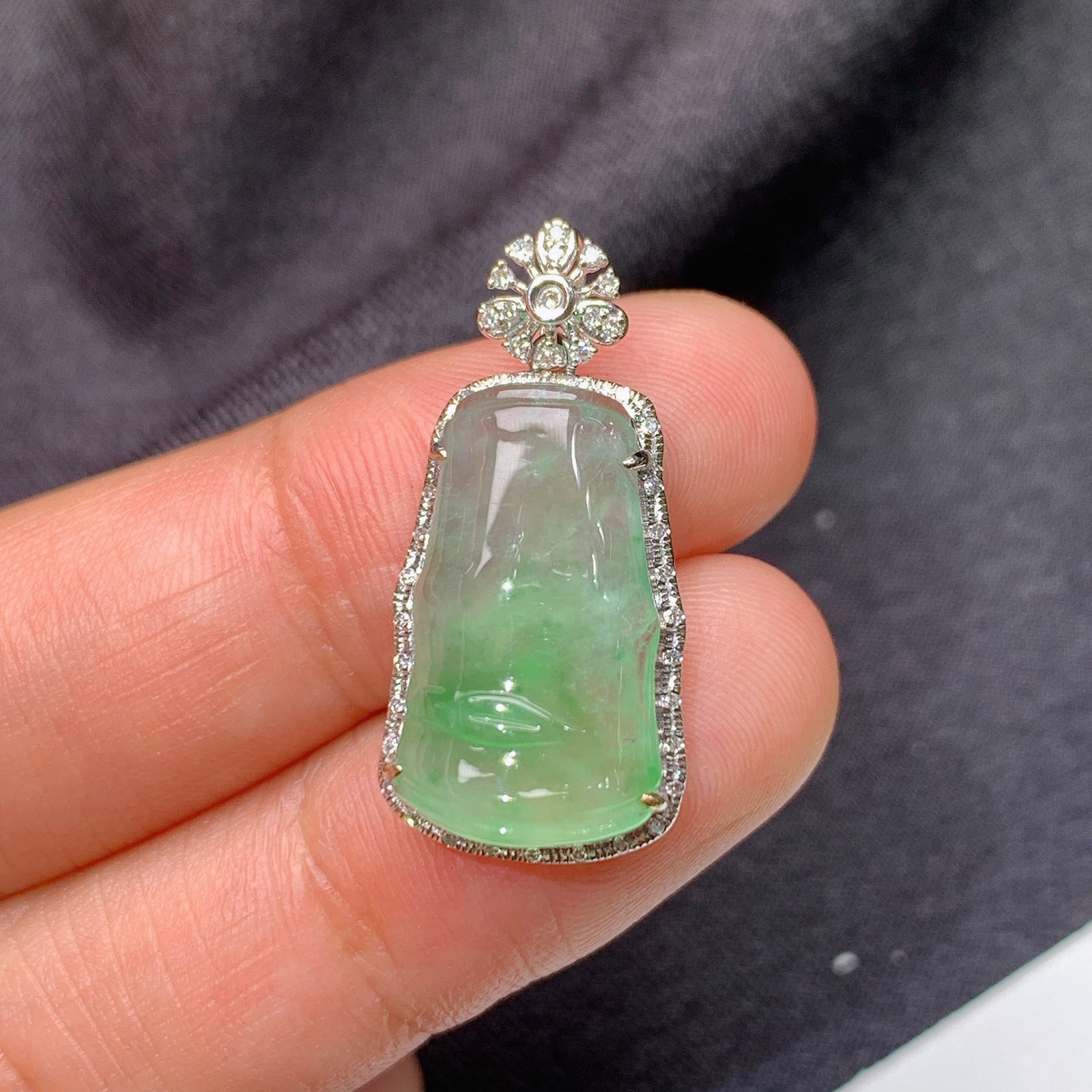 冰飘绿竹节吊坠，18k金镶嵌，冰冰润润，玉质细腻，种水足，整体26.2-12.4-7.4mm Sk