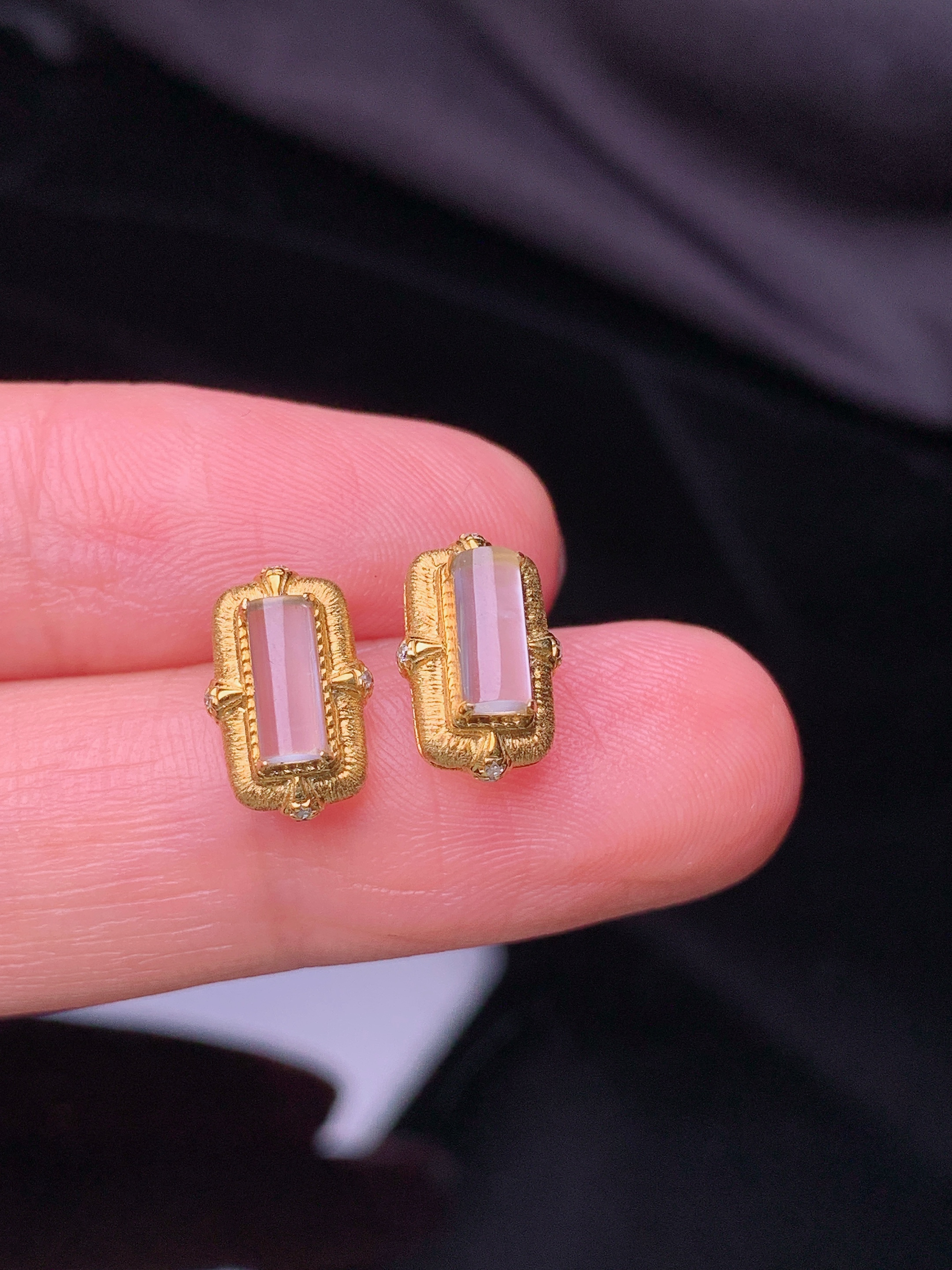 18k金镶嵌冰种玉柱耳钉 玉质细腻 色泽艳丽清新 水润亮眼 整体尺寸10.8*7*4.7  m5