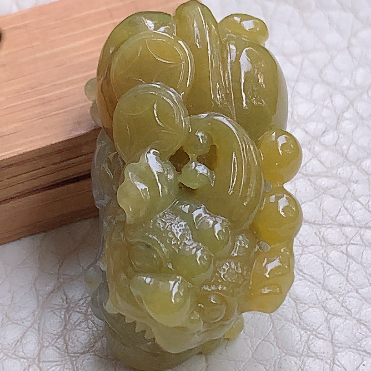 lz实拍37*15.3*17.5天然缅甸翡翠a货冰黄招财貔貔 玉皮休玉吊坠 玉挂件