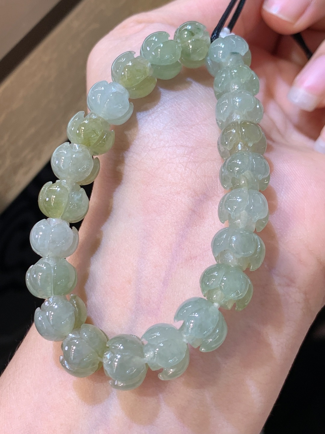 飘黄莲花手串，雕工细腻造型别致，清雅脱俗