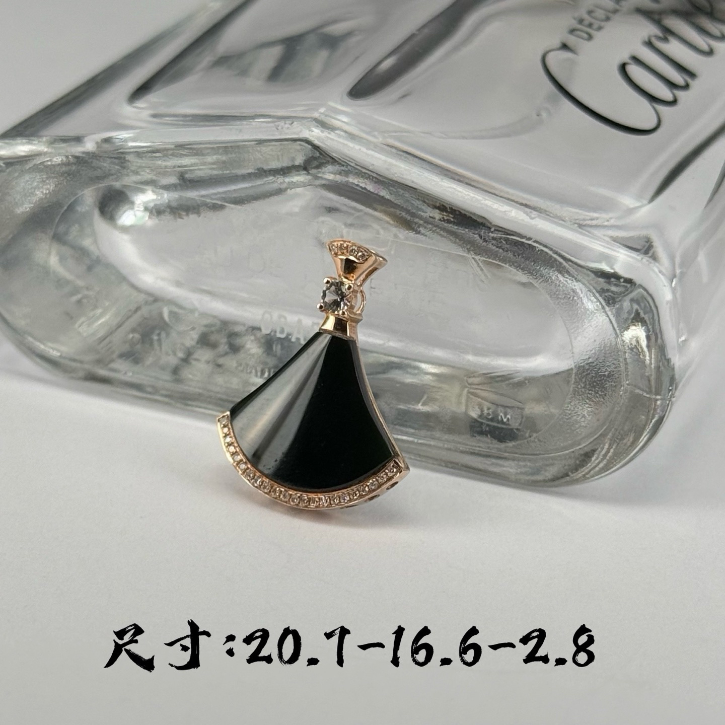精品18k墨翠扇形吊坠 种好色正 黑度极好 打灯通透 油性十足 尺寸20.7