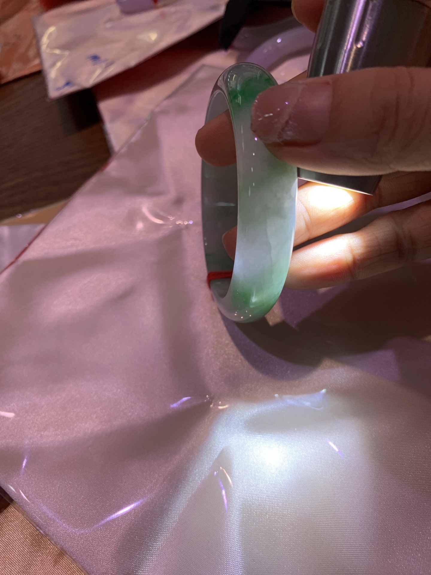 白底青阳绿正圈 58.9-7.5-13.9 0527-231 打灯多处细纹，不影响，底妆水润细腻，满圈阳绿花色点睛之笔，更显灵动，有生命力。