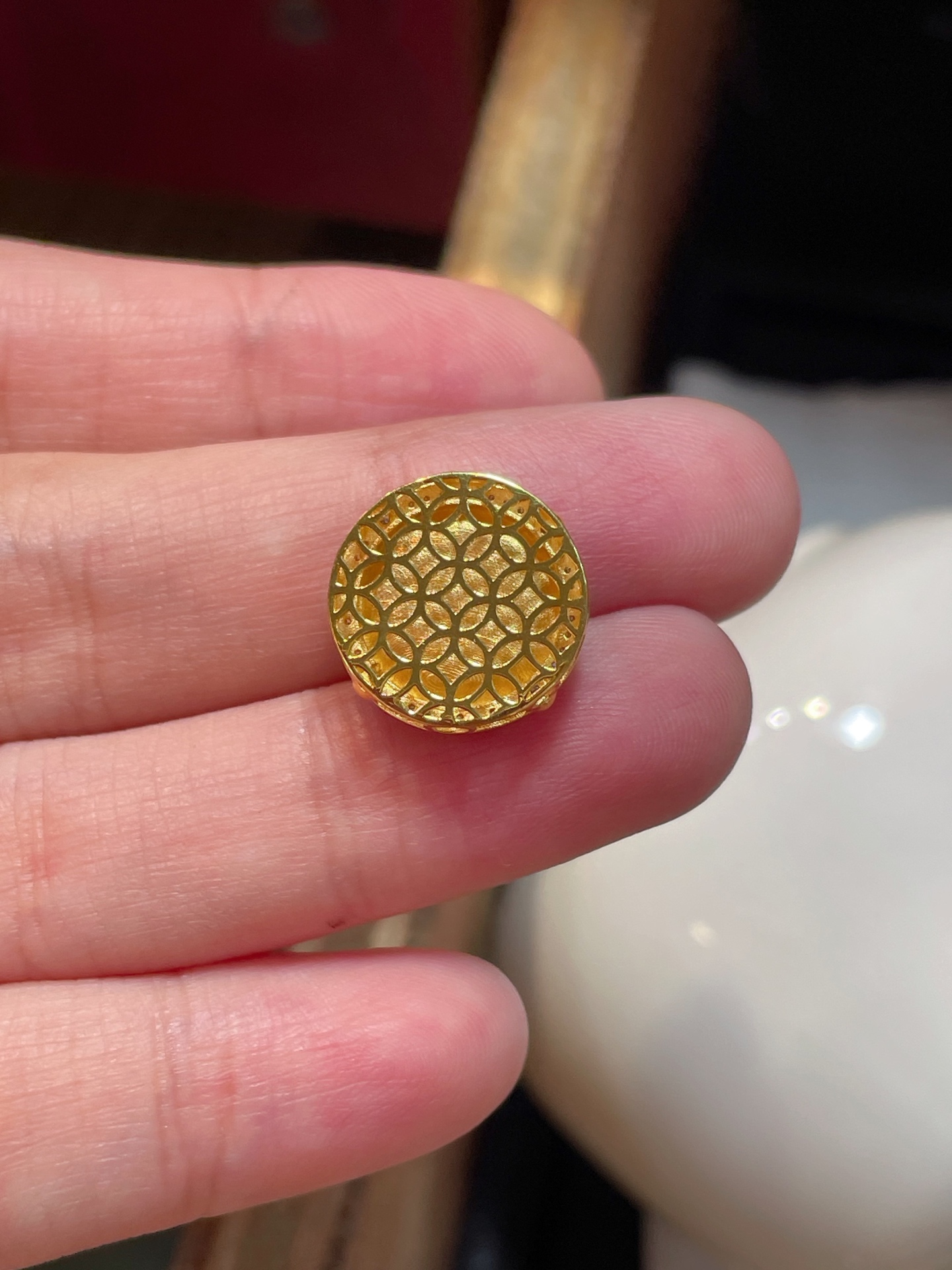 ️ 翡翠飘绿平安扣，质量货，光感强烈 种老细腻，料子水润通透，18k镶，佩戴效果佳，11.7-11.7-2.3