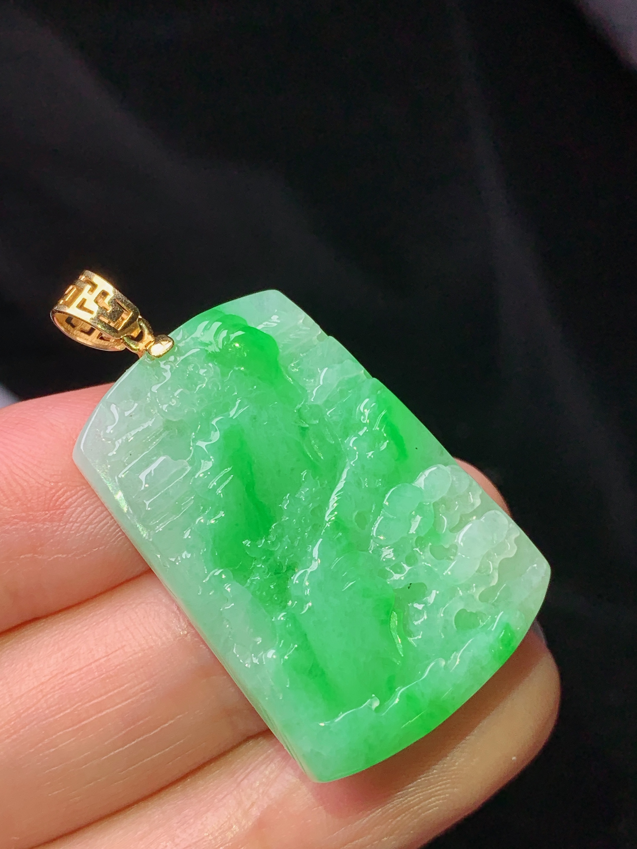 18k金镶嵌飘绿山水牌子吊坠 玉质细腻 色泽艳丽清新 水润亮眼 整体尺寸38.8*21.6*5 w1