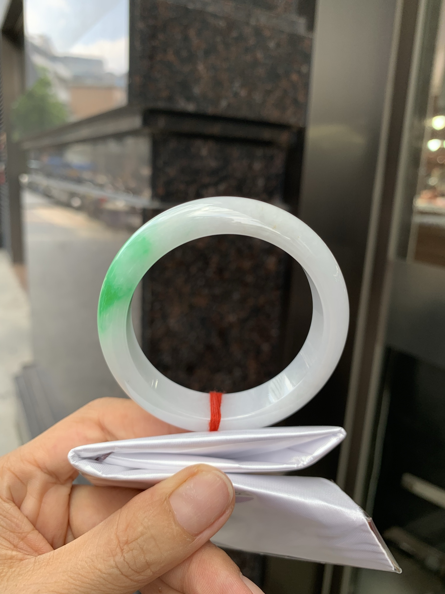 白底青阳绿正圈 52.5-7.8-13.3 0527-231 打灯细纹，不影响，底妆水润细腻，一抹阳绿花色点睛之笔，更显灵动，有生命力。
