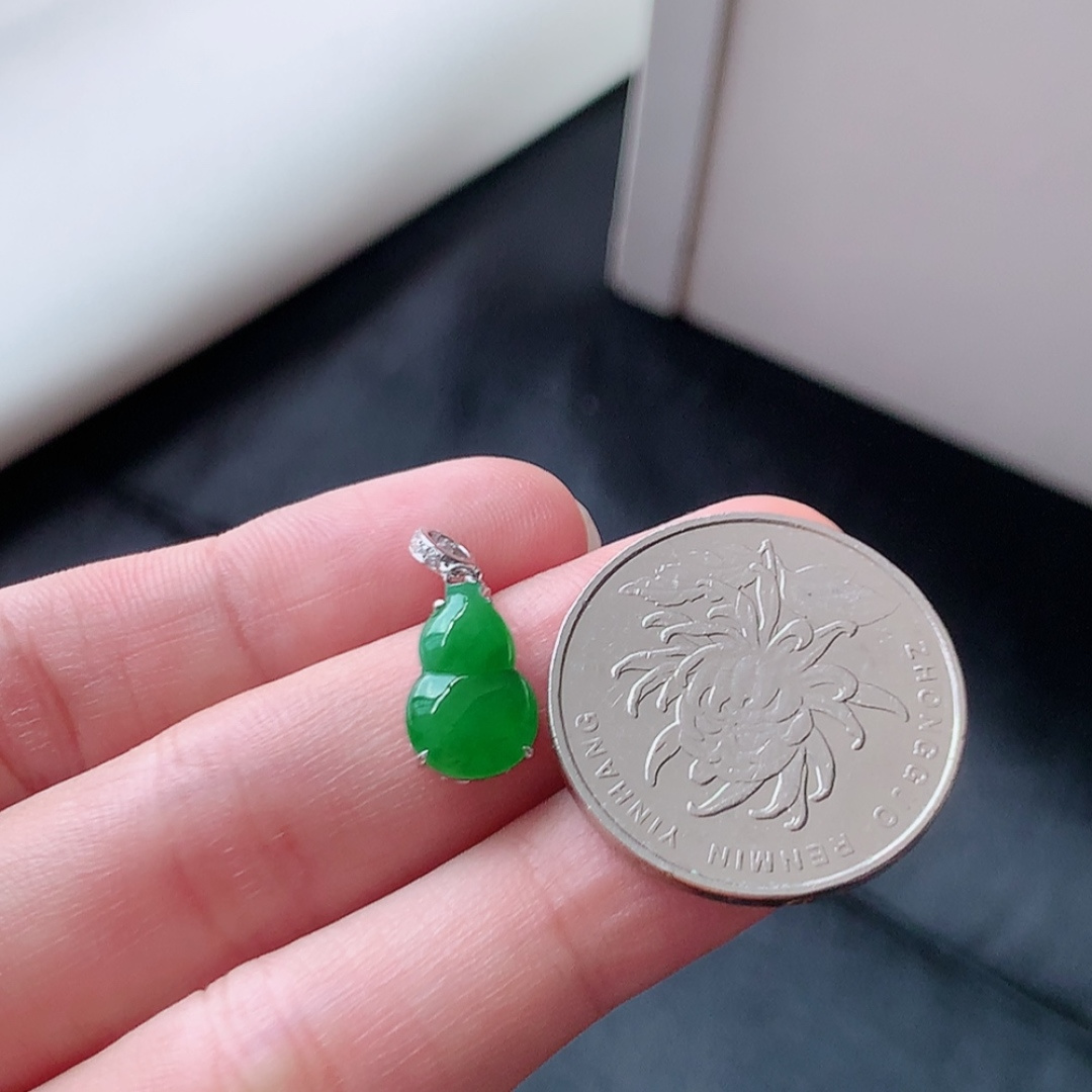 冰阳绿葫芦吊坠。冰润冰胶，种老细腻水润，佩戴优雅精致 货号52525，18.7-7.7-4.6