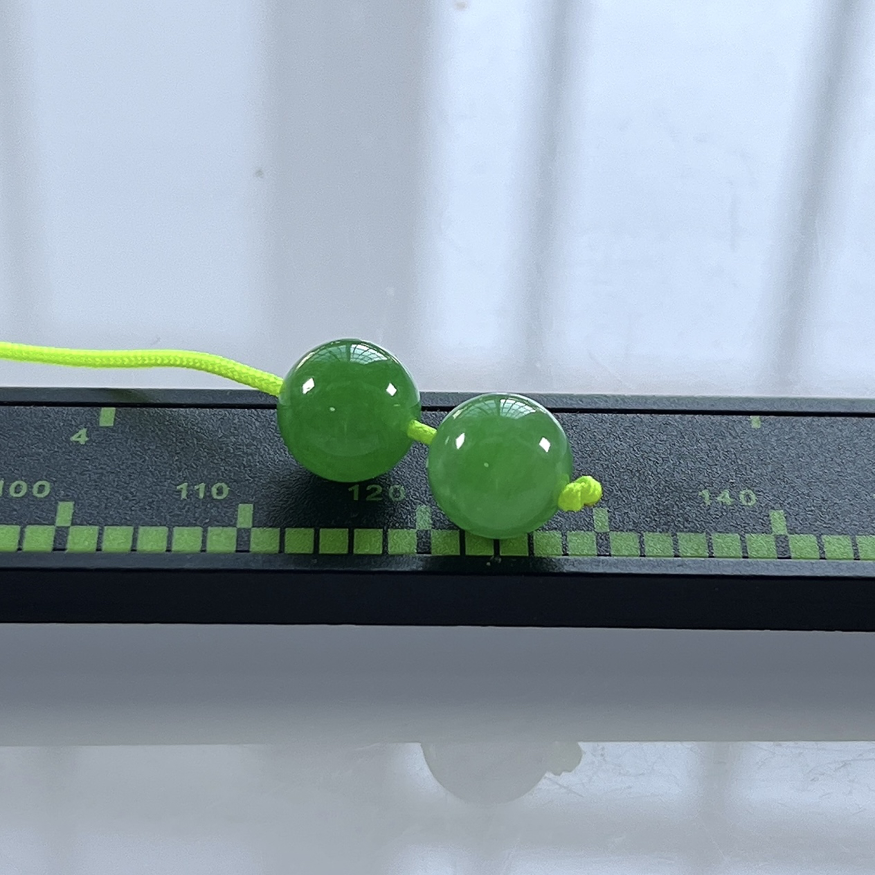 缅甸天然翡翠A货，卡8冰种起胶满绿阳绿圆珠单珠一对，尺寸：8mm/2颗，重量：1.82g（含线）