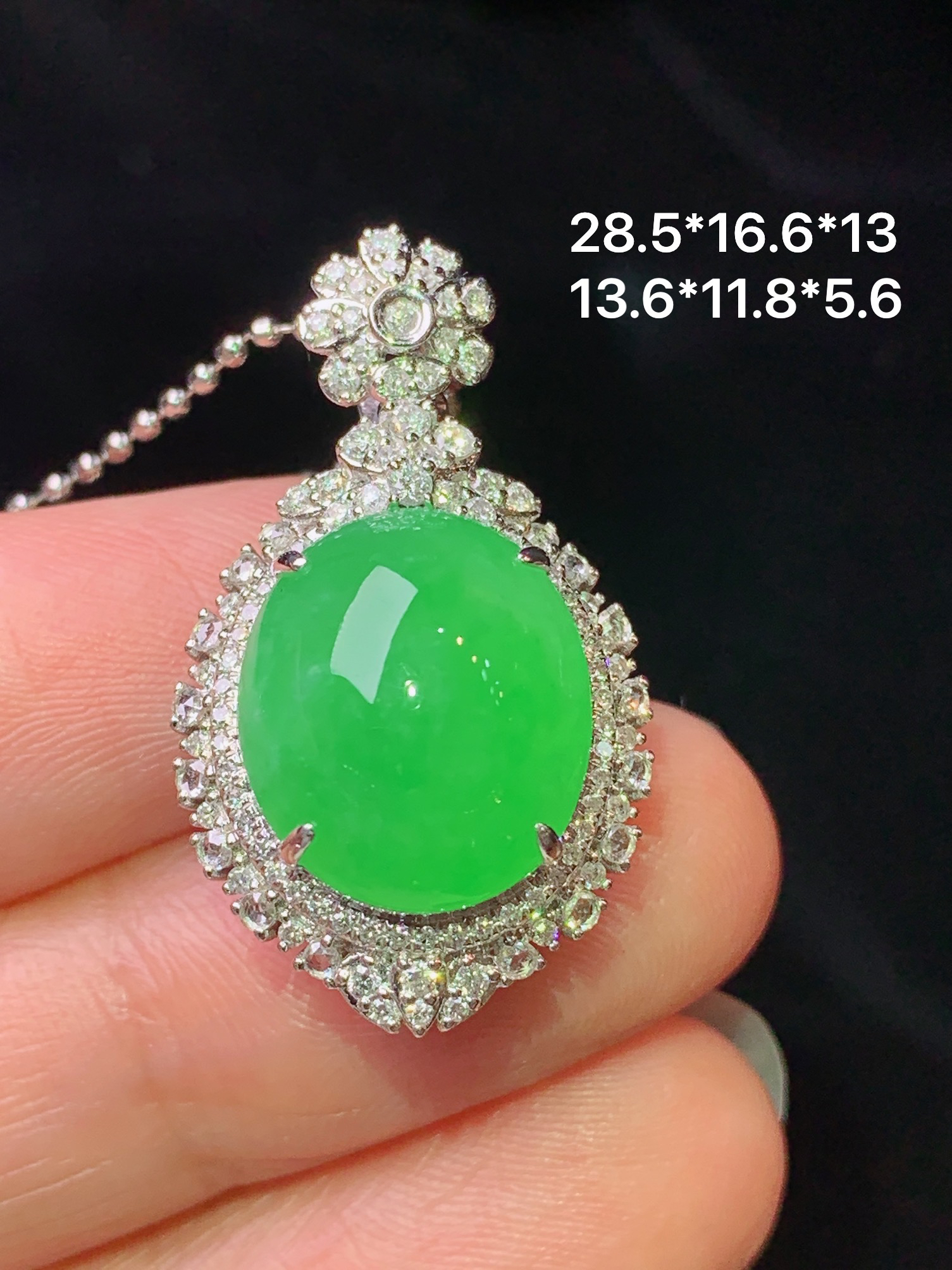 18k金钻镶嵌阳绿蛋面吊坠 玉质细腻 色泽艳丽清新 水润亮眼 整体尺寸28.5*16.6*13 f1
