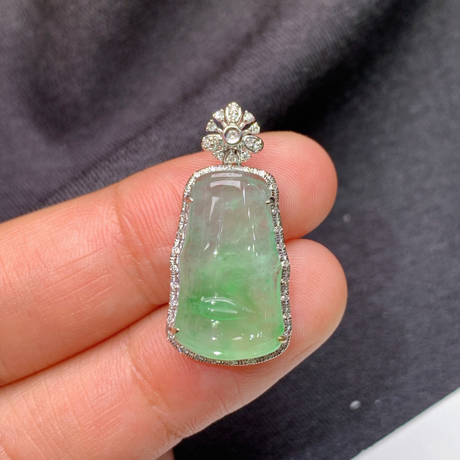 冰飘绿竹节吊坠，18k金镶嵌，冰冰润润，玉质细腻，种水足，整体26.2-12.4-7.4mm Sk