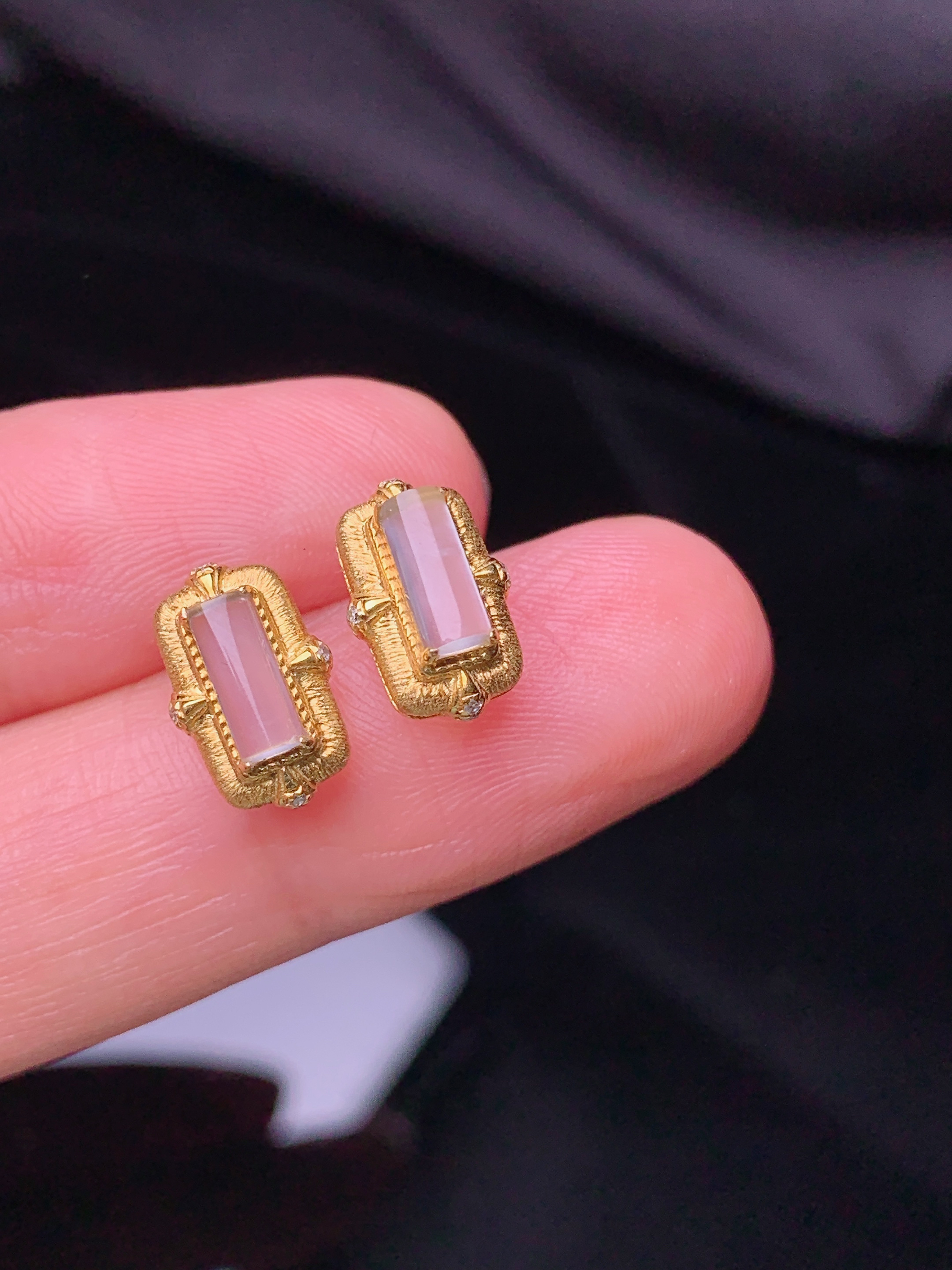 18k金镶嵌冰种玉柱耳钉 玉质细腻 色泽艳丽清新 水润亮眼 整体尺寸10.8*7*4.7  m5
