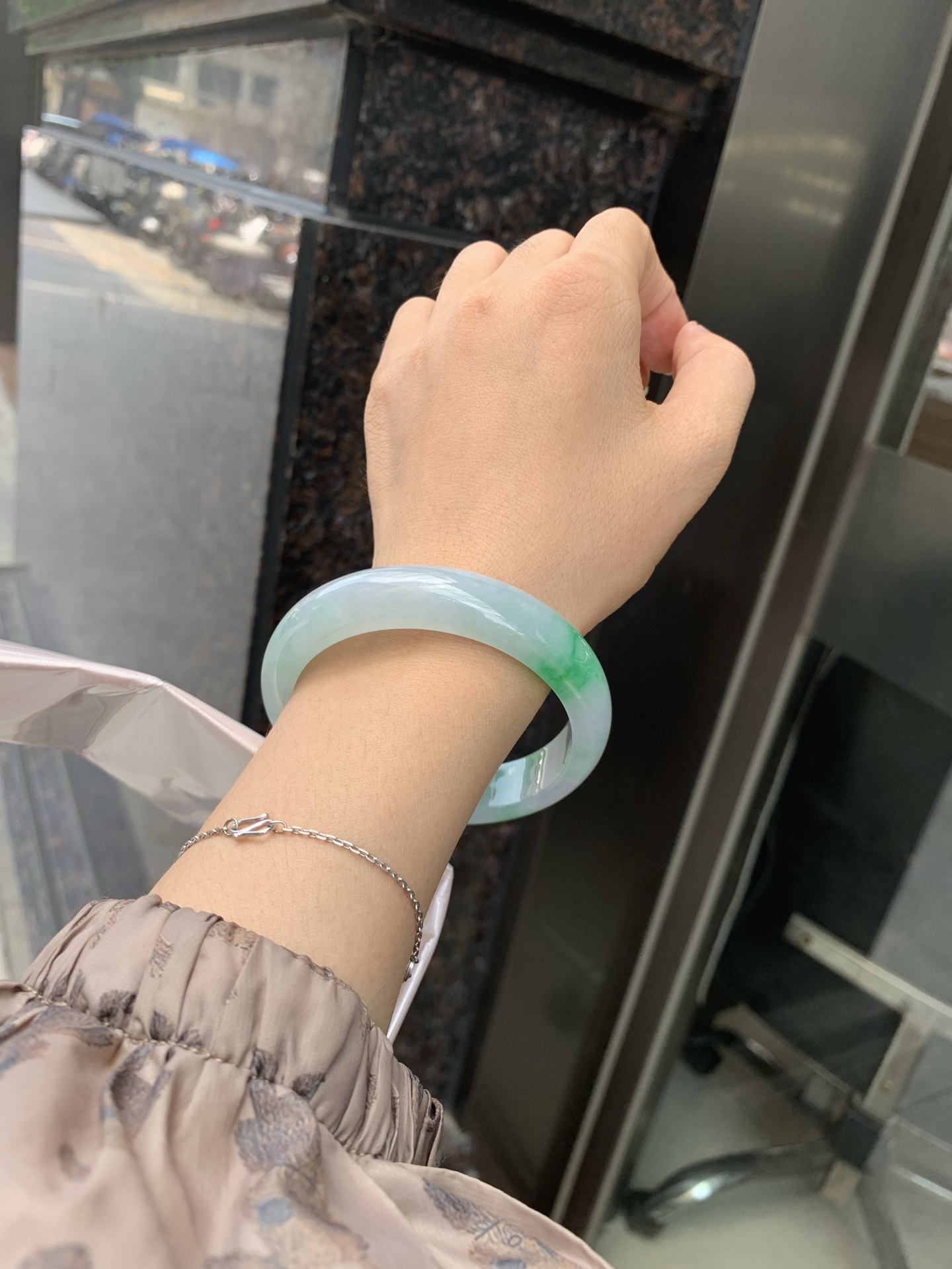 白底青阳绿正圈 58.9-7.5-13.9 0527-231 打灯多处细纹，不影响，底妆水润细腻，满圈阳绿花色点睛之笔，更显灵动，有生命力。