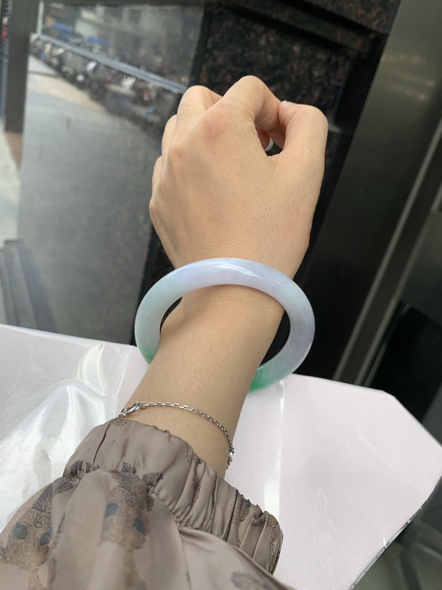 白底青半山水圆条 0527-N781-1 打灯棉线，不影响，底妆水润细腻，半圈绿花色点睛之笔，半山半水，一镯两戴，更显灵动，有生命力。