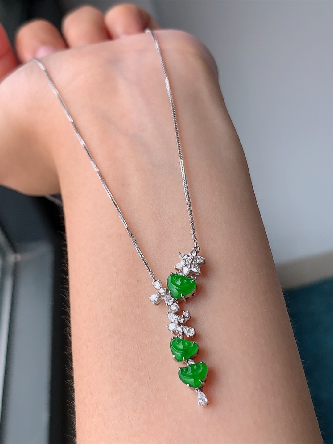 冰阳绿锁骨链 翠色鲜艳，冰润底子细腻，佩戴精致时尚 货号JJ526，40.4-10.8-4.6