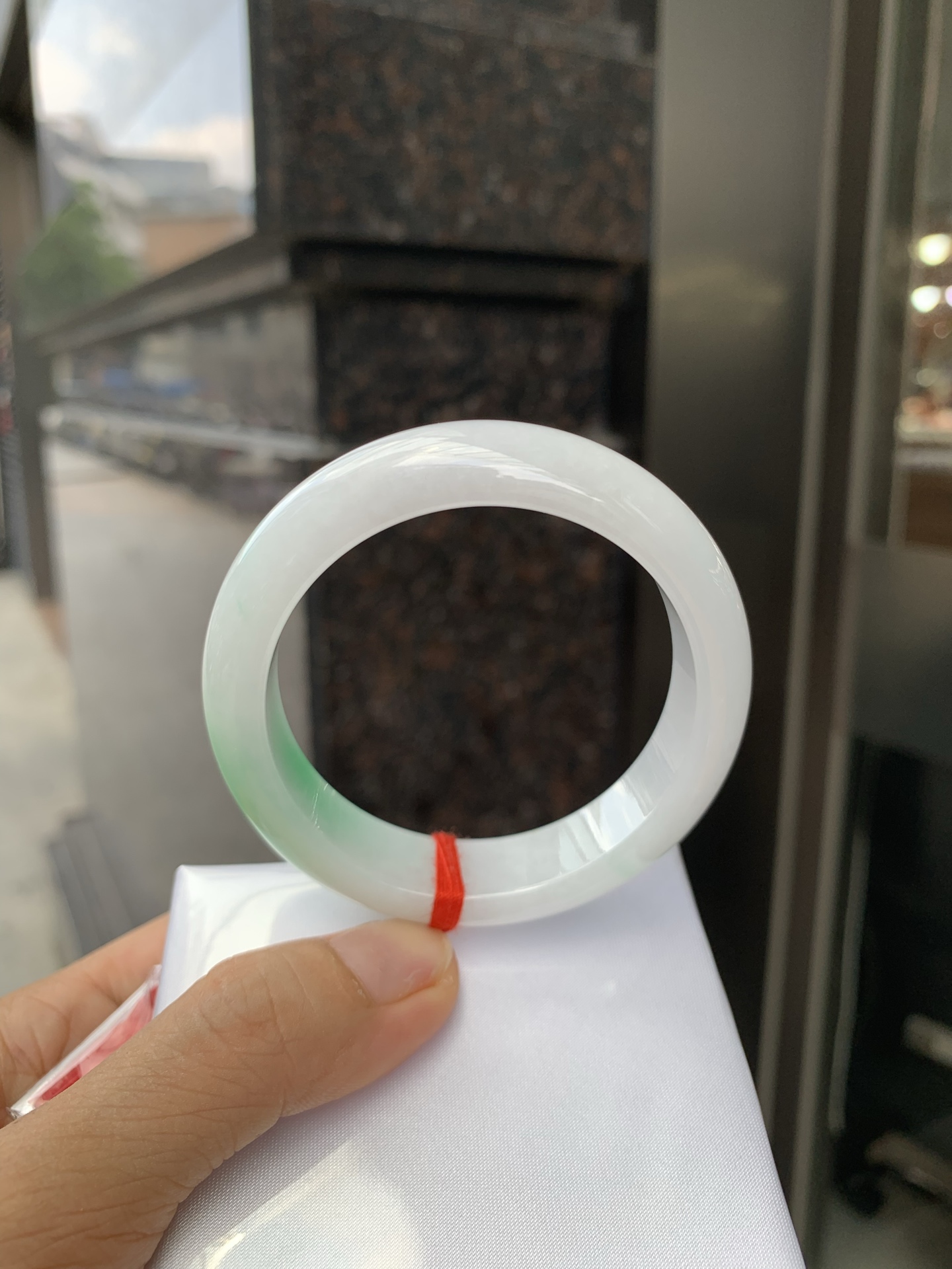 白底青阳绿正圈 52.5-7.8-13.3 0527-231 打灯细纹，不影响，底妆水润细腻，一抹阳绿花色点睛之笔，更显灵动，有生命力。