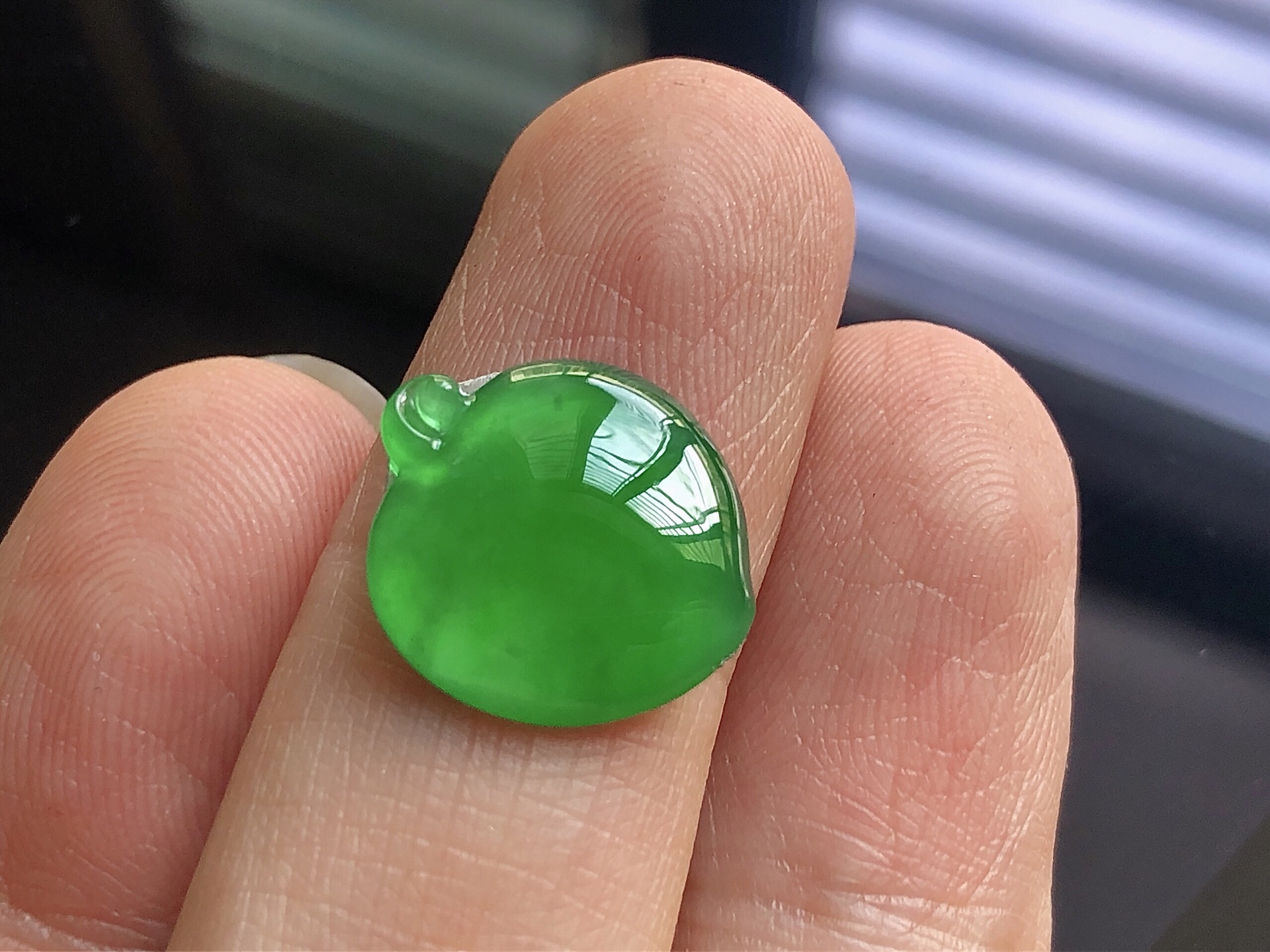 ️ 冰种满色福瓜，色泽极美，通透水润，玉质细腻，夺目迷人，镶嵌效果，品相，无裂，尺寸15.7*14.2*2.8