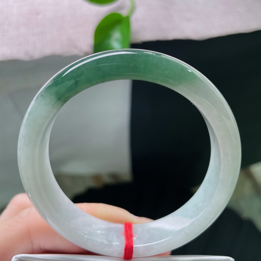 53.3/12.8/7.4，半山水正圈，水墨晕染，天然成画，这是刻在玉里的千里江山。一点指甲纹不显，