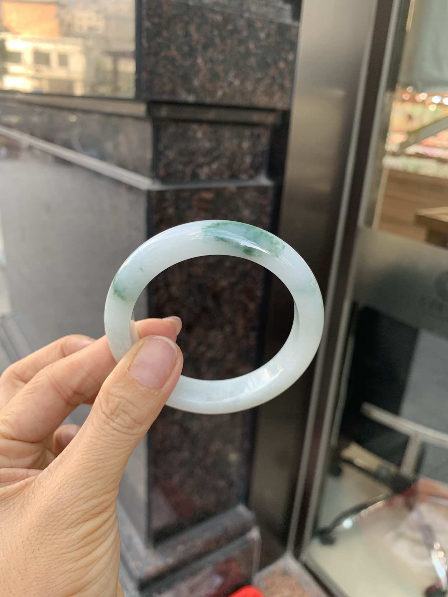 飘花正圈 54.6-8.3-12.3 0527-FF-2833 无裂，底妆水润，蓝花灵动飘逸，勾勒出一幅唯美诗意的山水意境画，古典优雅又秀气