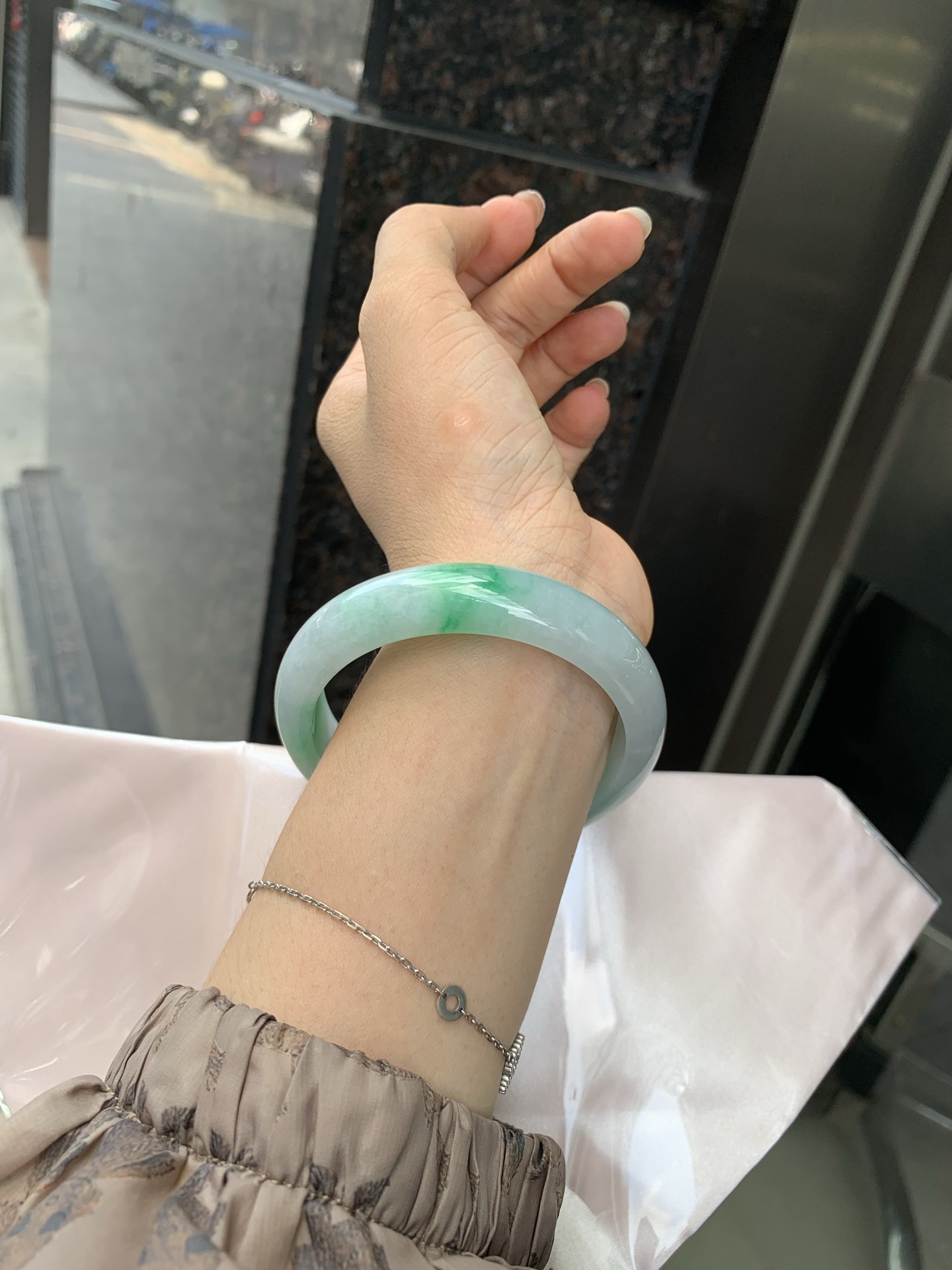 白底青阳绿正圈 58.9-7.5-13.9 0527-231 打灯多处细纹，不影响，底妆水润细腻，满圈阳绿花色点睛之笔，更显灵动，有生命力。
