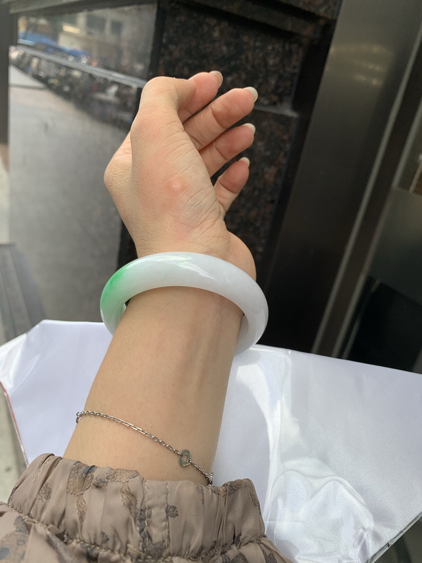 白底青阳绿正圈 52.5-7.8-13.3 0527-231 打灯细纹，不影响，底妆水润细腻，一抹阳绿花色点睛之笔，更显灵动，有生命力。