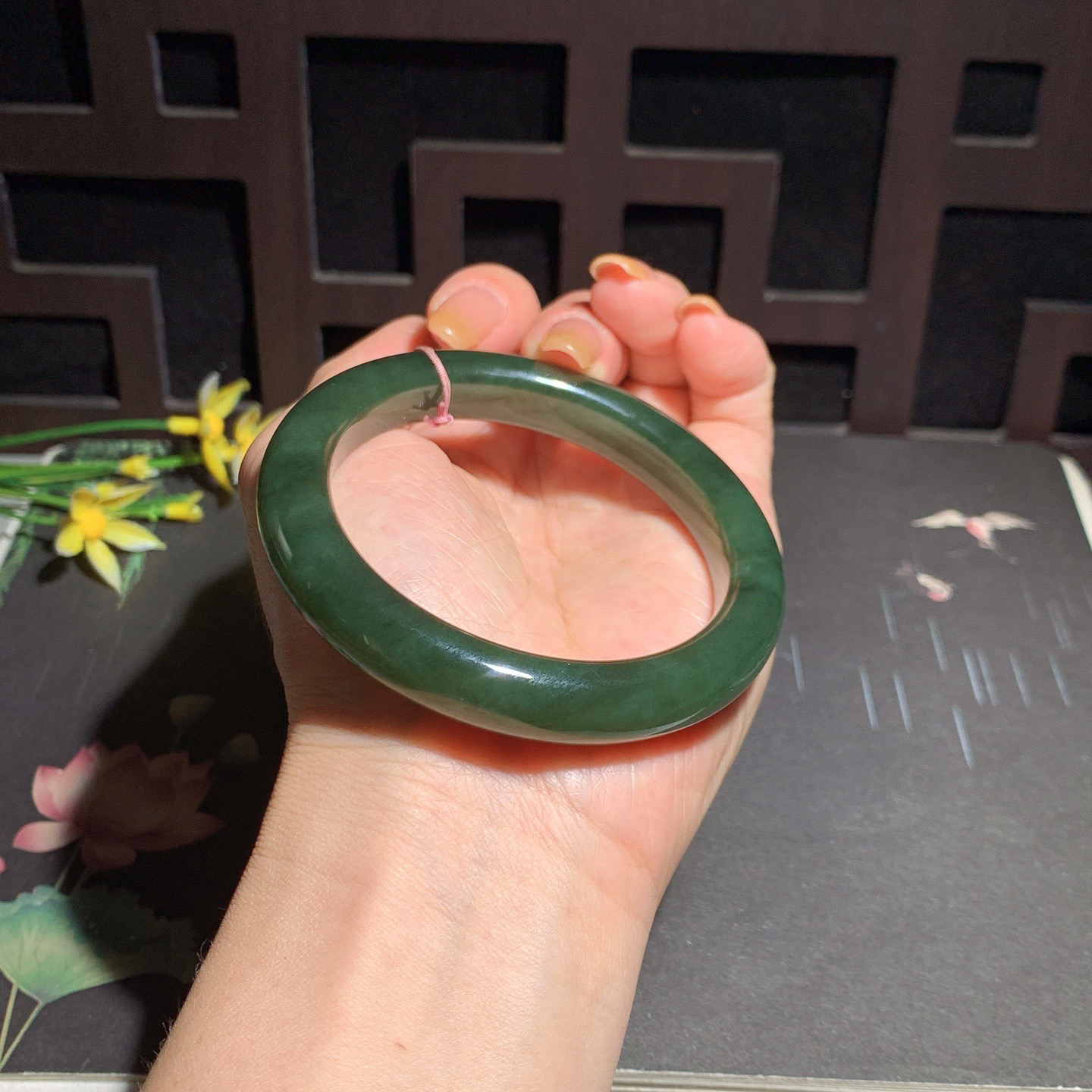 和田玉56.5圈口菠菜绿手镯！玉质细腻油润 底色纯净 无裂无黑 脂粉好，品质好