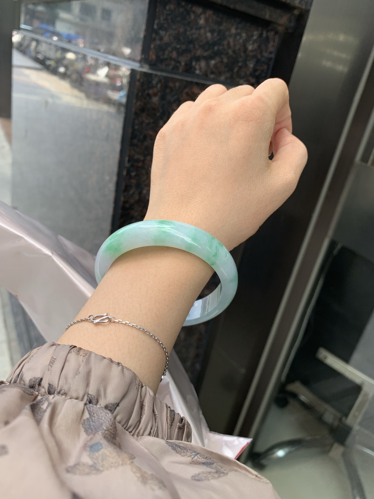 白底青阳绿正圈 58.9-7.5-13.9 0527-231 打灯多处细纹，不影响，底妆水润细腻，满圈阳绿花色点睛之笔，更显灵动，有生命力。