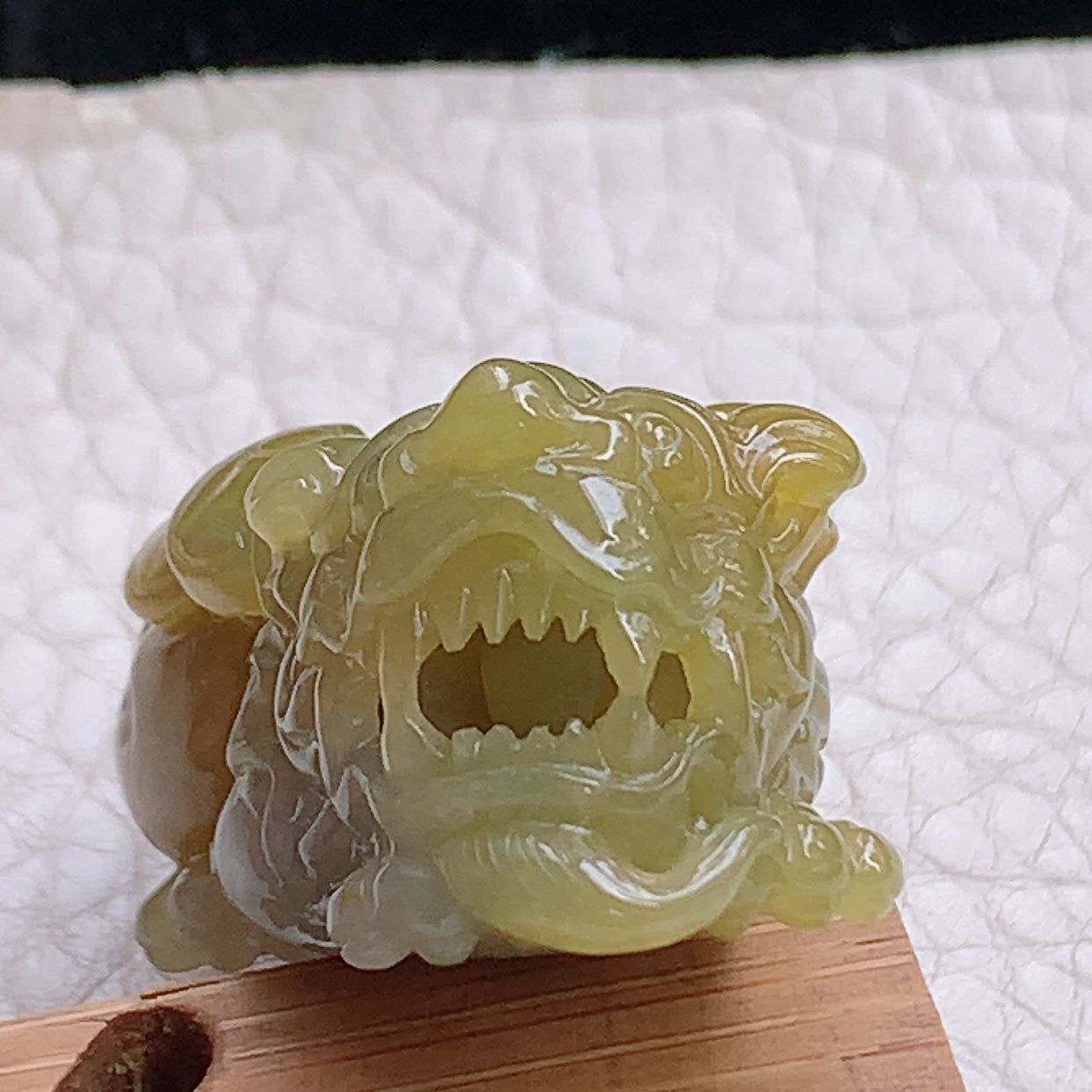 lz实拍37*15.3*17.5天然缅甸翡翠a货冰黄招财貔貔 玉皮休玉吊坠 玉挂件