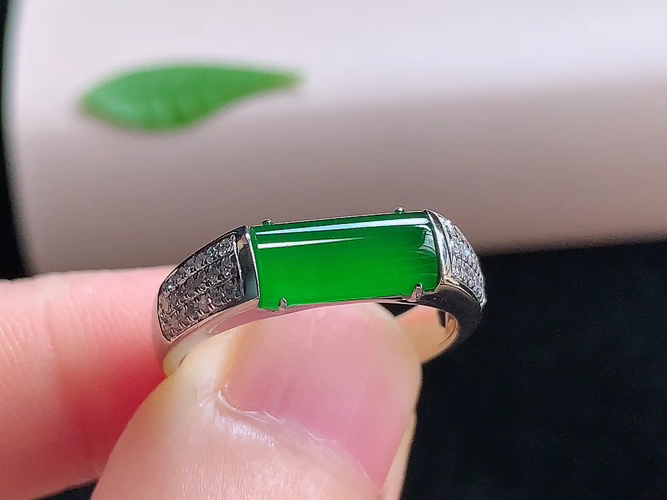 ️ 18K金伴钻马鞍戒指，无裂，尺寸10.6-4.5-2.4mm，圈口14，包A附证书