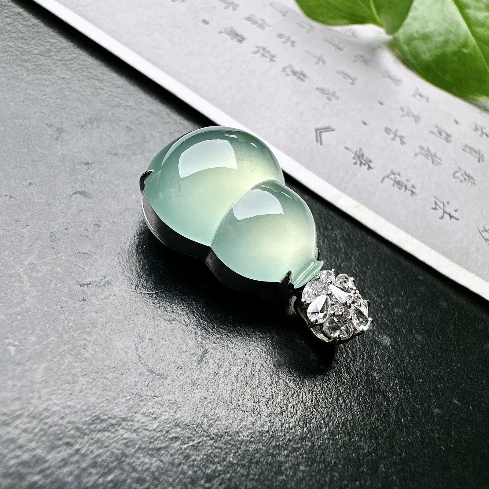 【冰种天空蓝葫芦吊坠】精品，起钢光，种地上乘，冰感十足，通透起光，饱满圆润，18k金钻镶嵌，裸石尺寸19.3*15.2*6.8毫米。