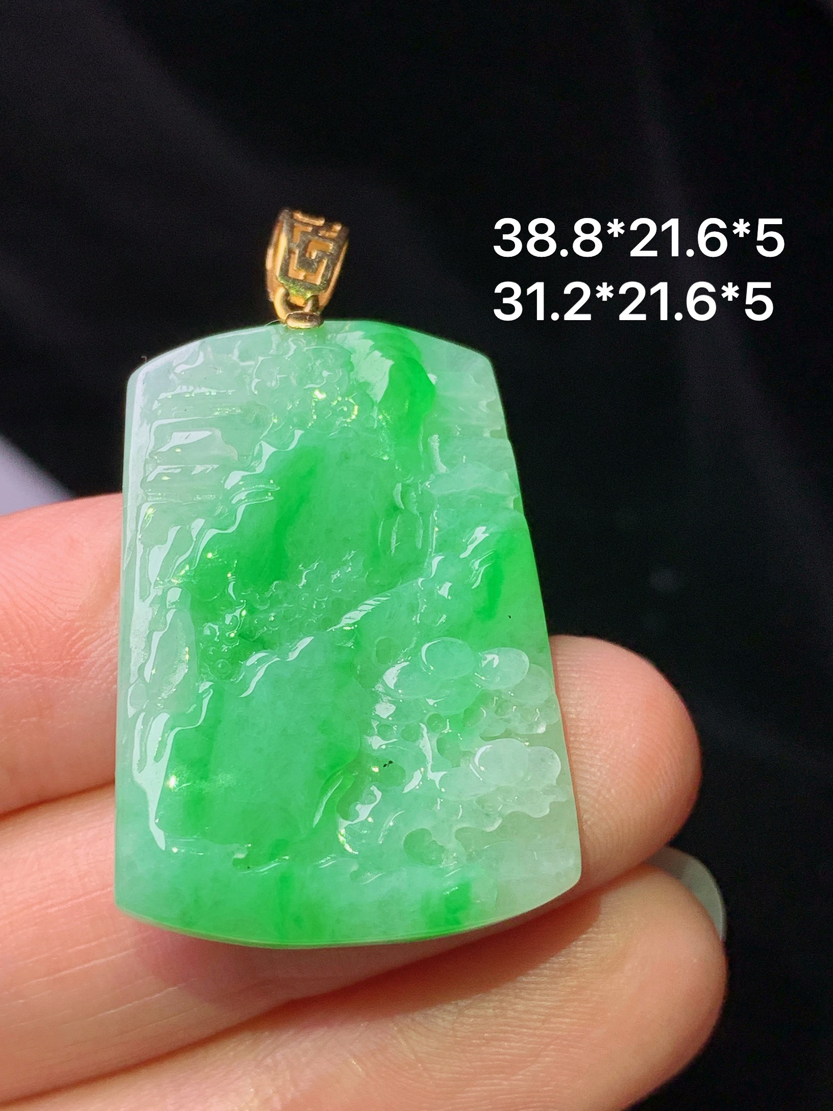 18k金镶嵌飘绿山水牌子吊坠 玉质细腻 色泽艳丽清新 水润亮眼 整体尺寸38.8*21.6*5 w1