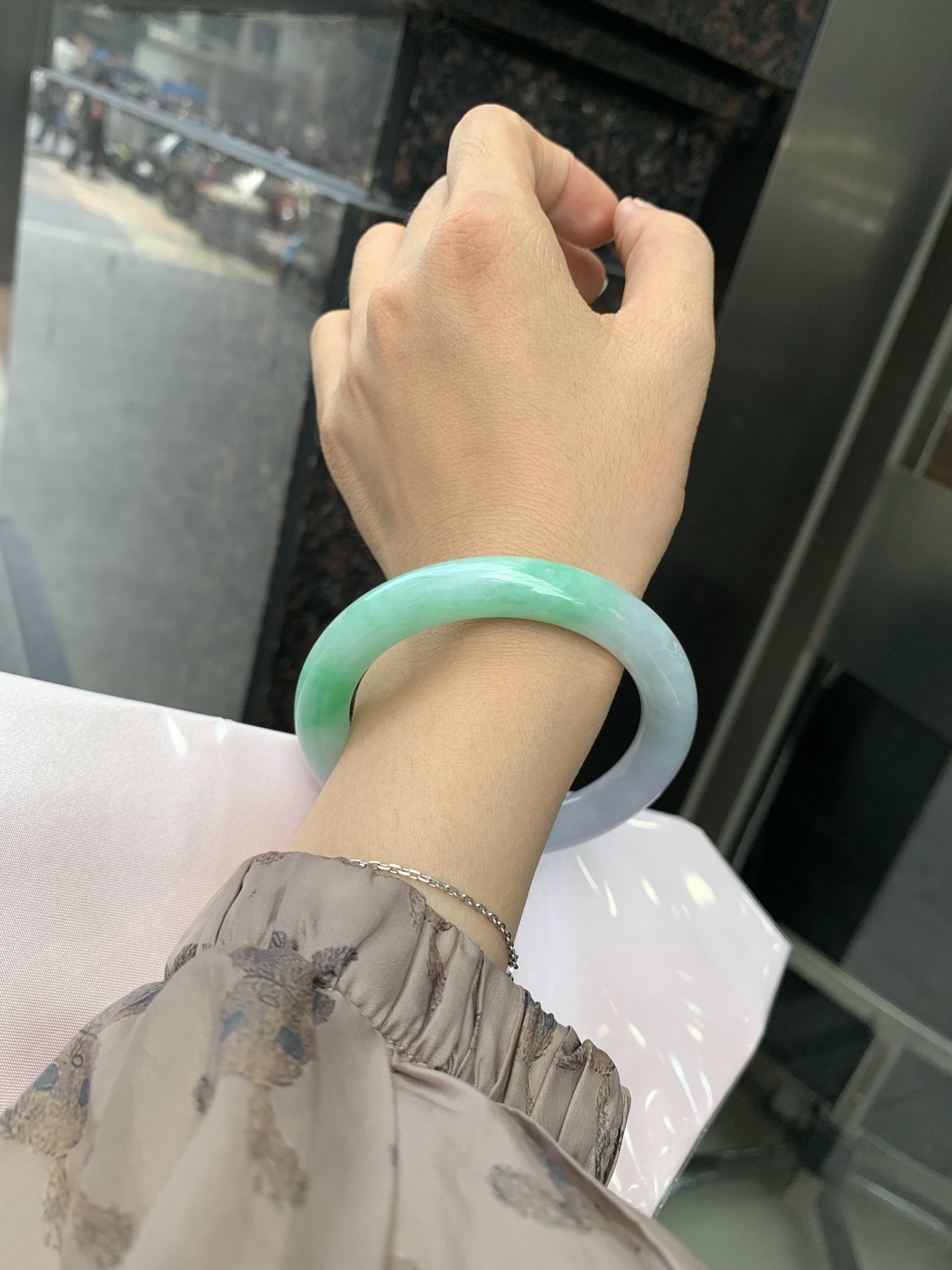 白底青半山水圆条 0527-N781-1 打灯棉线，不影响，底妆水润细腻，半圈绿花色点睛之笔，半山半水，一镯两戴，更显灵动，有生命力。