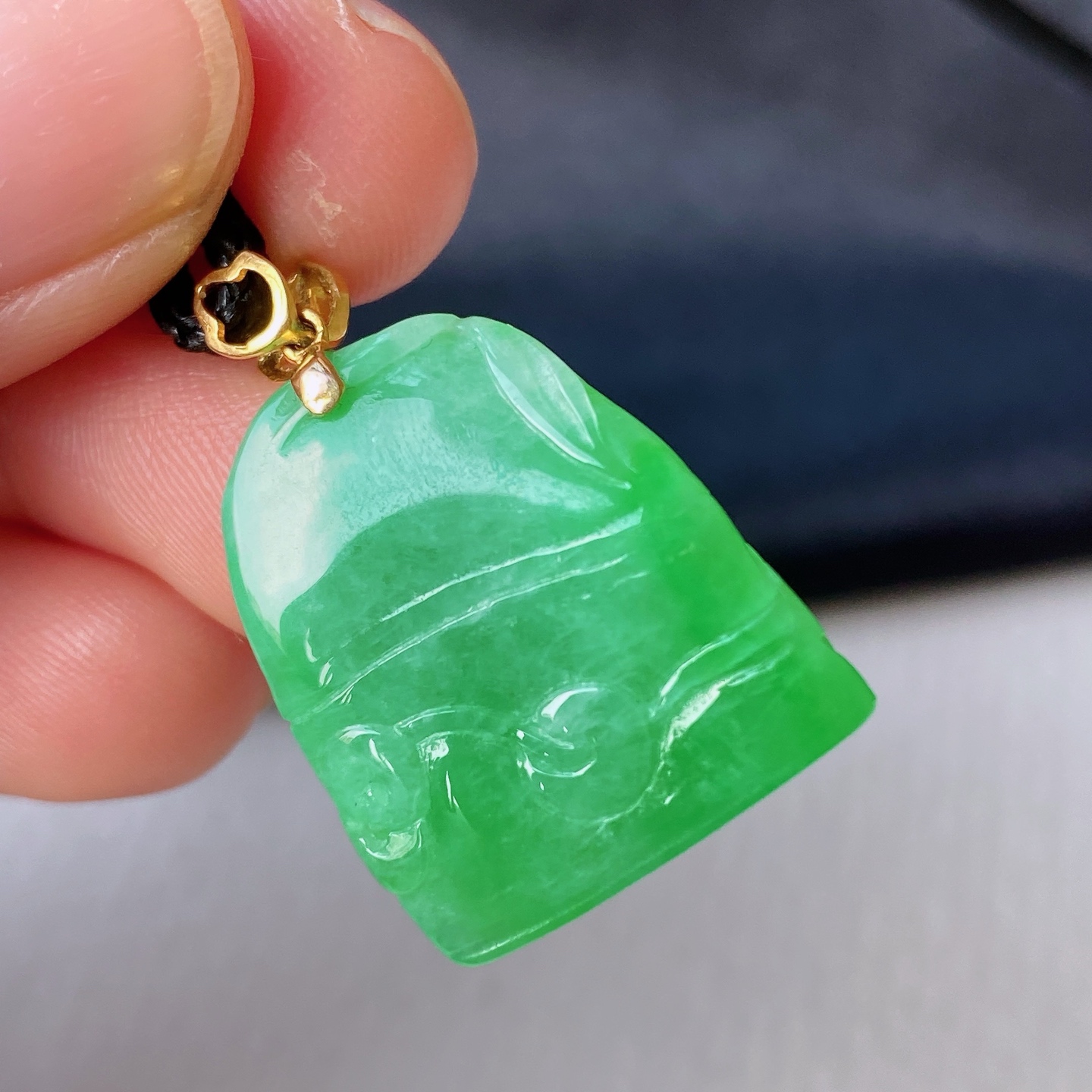冰阳绿竹节吊坠    节节高升寓意好 翠色鲜艳冰润细腻 种色俱佳  佩戴气质优雅 货号19525，21.6-17.9-5.9