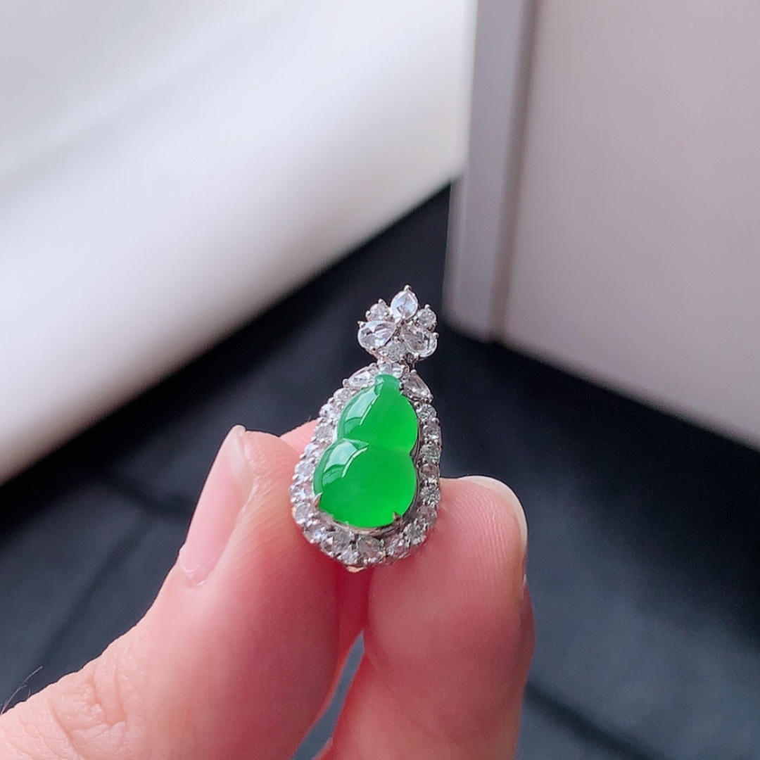 冰阳绿葫芦吊坠。冰润冰胶，种老细腻水润，佩戴优雅精致 货号52525，21.4-10.6-9.5