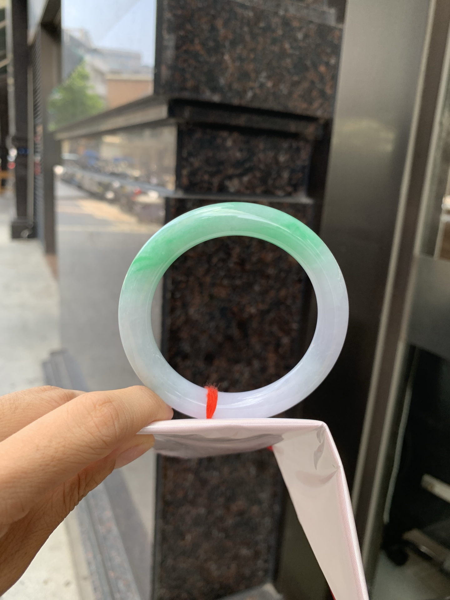 白底青半山水圆条 0527-N781-1 打灯棉线，不影响，底妆水润细腻，半圈绿花色点睛之笔，半山半水，一镯两戴，更显灵动，有生命力。