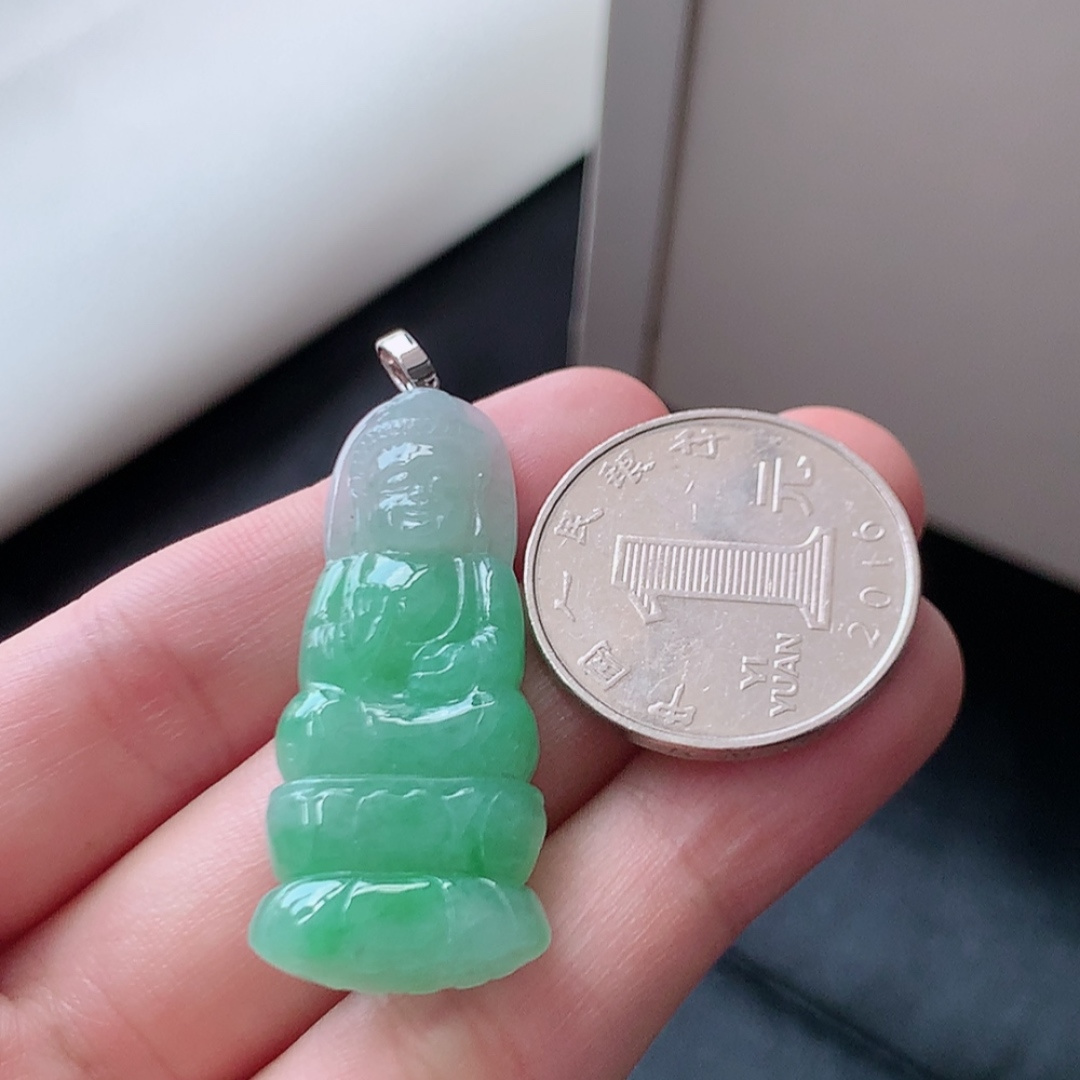 冰飘绿观音吊坠。翠色明媚 种老水润，饱满细腻，佩戴优雅时尚 货号35525，40.2-17.7-4.3