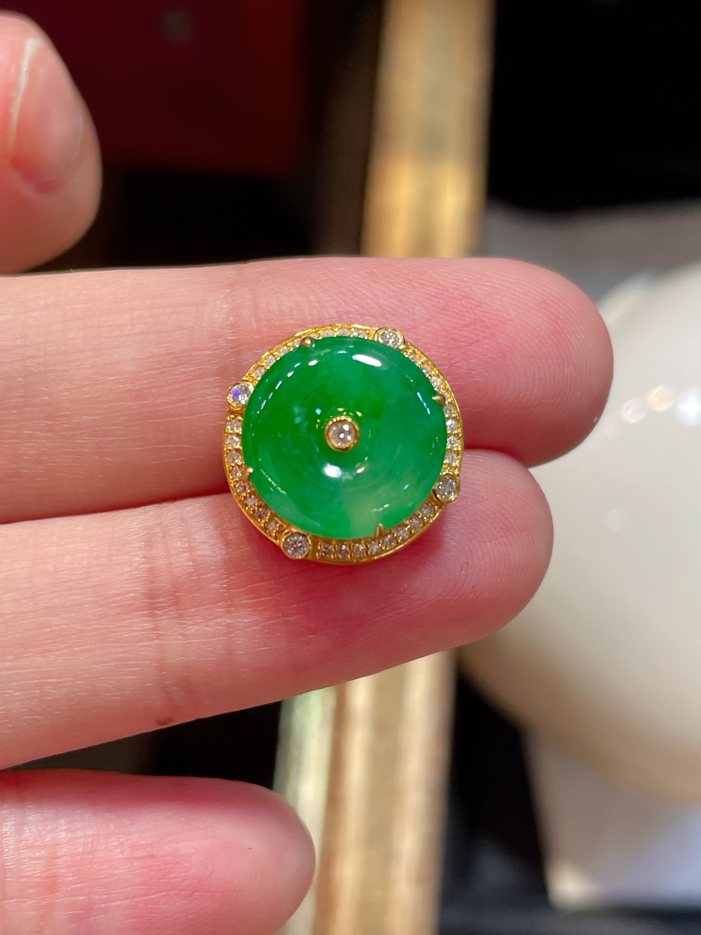 ️ 翡翠飘绿平安扣，质量货，光感强烈 种老细腻，料子水润通透，18k镶，佩戴效果佳，11.8-11.7-2.3