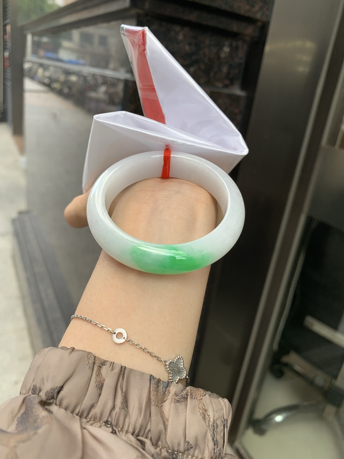 白底青阳绿正圈 52.5-7.8-13.3 0527-231 打灯细纹，不影响，底妆水润细腻，一抹阳绿花色点睛之笔，更显灵动，有生命力。