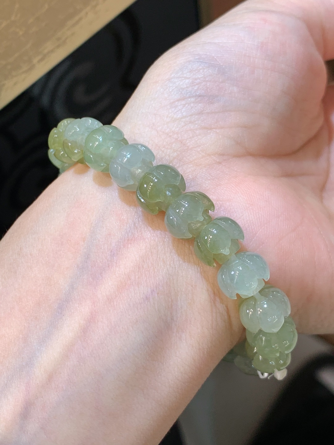 飘黄莲花手串，雕工细腻造型别致，清雅脱俗
