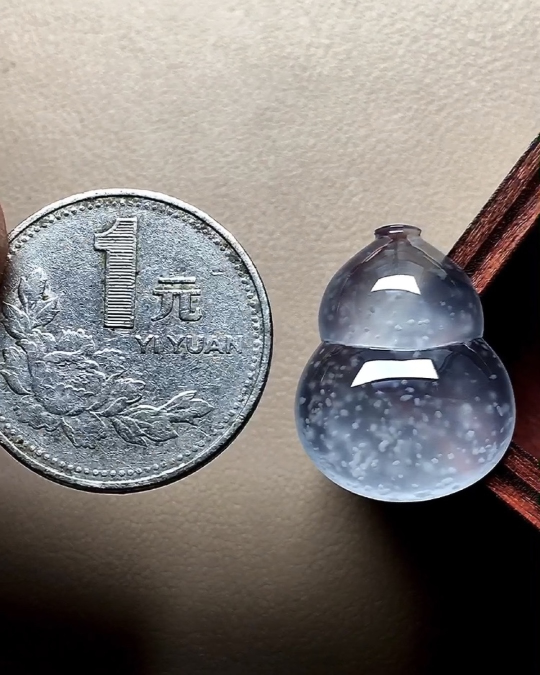 玻璃种木那大葫芦 冰透感十足，白皙透亮，尺寸22.7*16*5.5