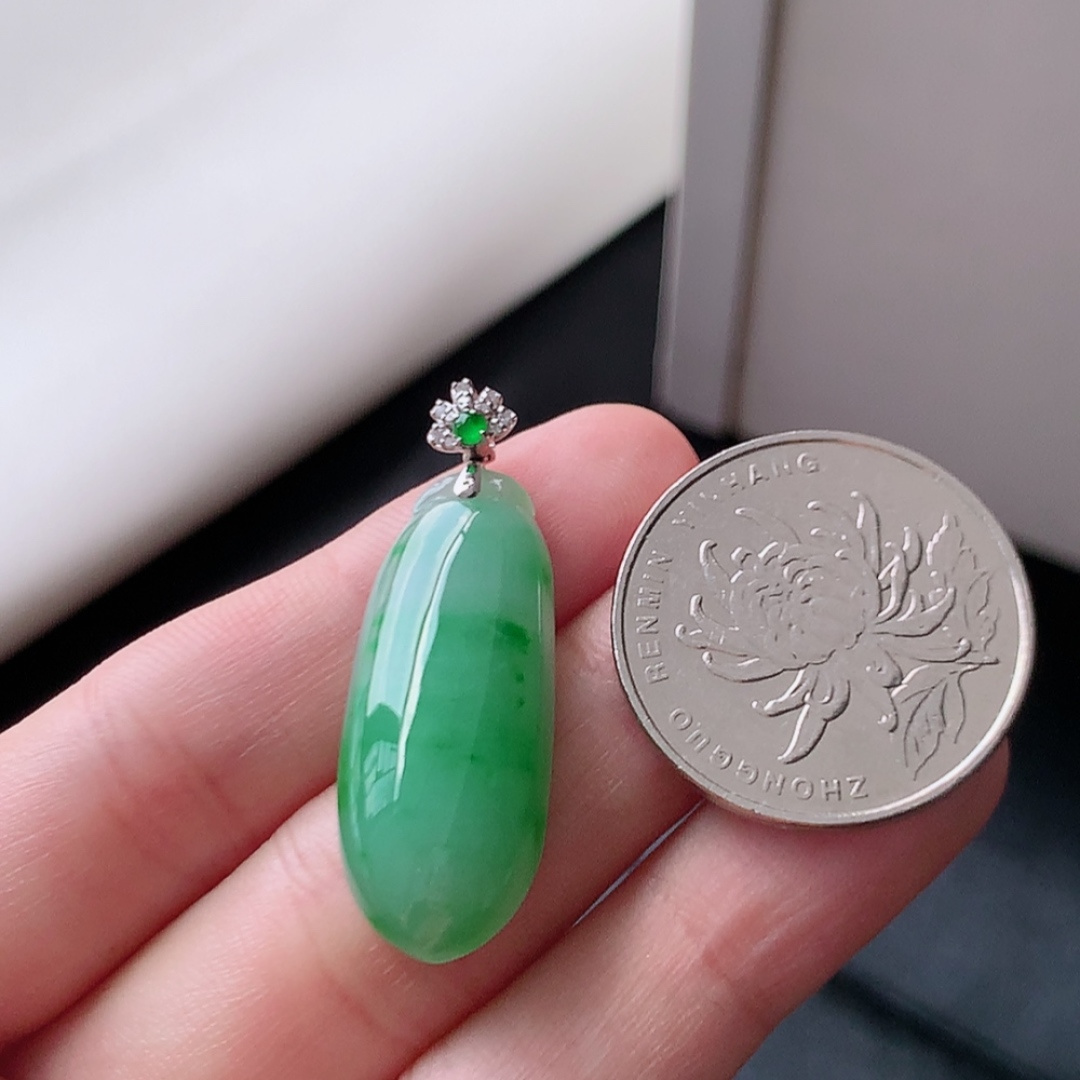 冰飘绿福瓜吊坠。翠色明媚 种老水润，饱满细腻，佩戴优雅时尚 货号35525，29.4-12.2-7.3