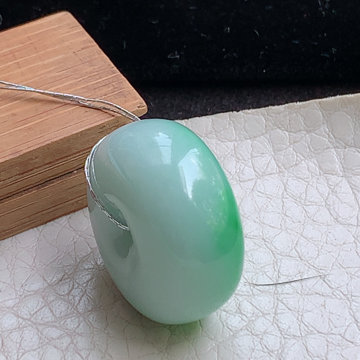 xqa实拍23*11.5天然缅甸翡翠飘绿饱满面包扣 玉扣玉吊坠 玉挂件