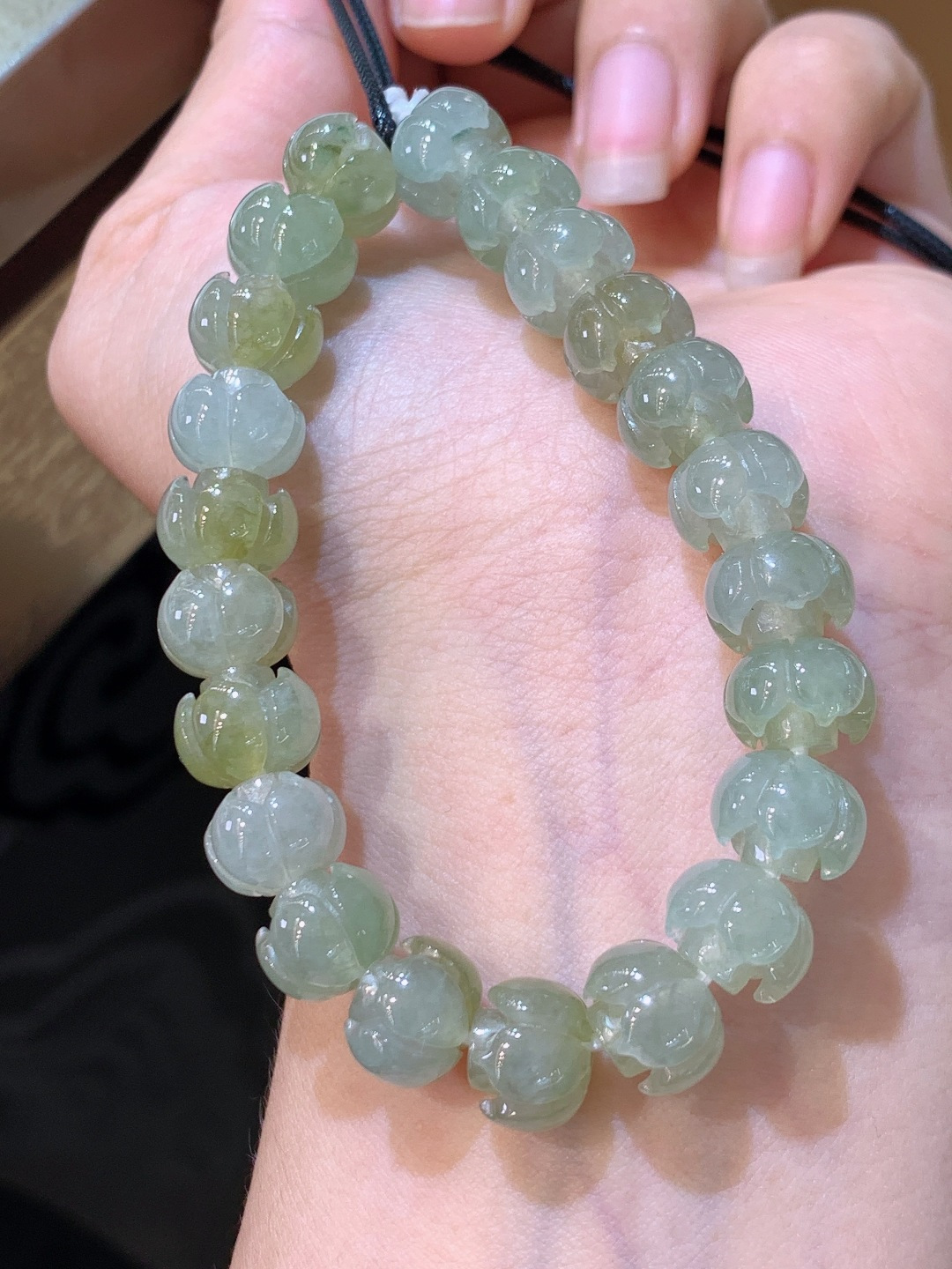 飘黄莲花手串，雕工细腻造型别致，清雅脱俗