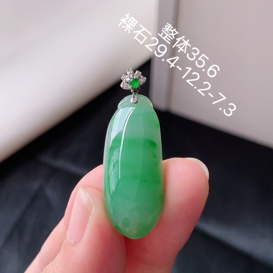 冰飘绿福瓜吊坠。翠色明媚 种老水润，饱满细腻，佩戴优雅时尚 货号35525，29.4-12.2-7.