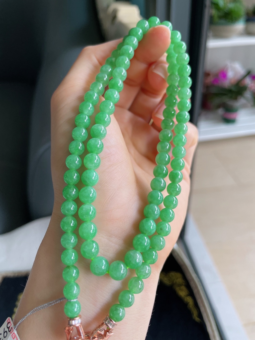 缅甸天然翡翠A货，冰满绿珠链，尺寸：6.3mm89颗。【编3044】