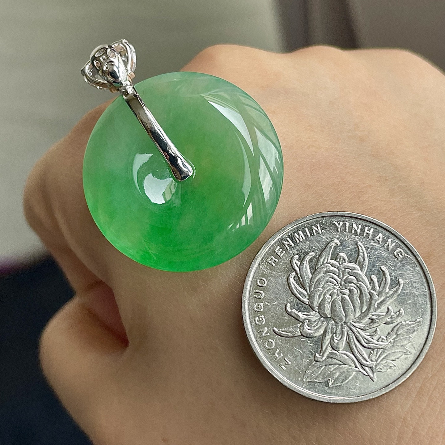 ️冰阳绿平安扣吊坠，色辣，18k金镶嵌，饱满水润，无裂，裸石尺寸27/5--34.5编码0526好数字