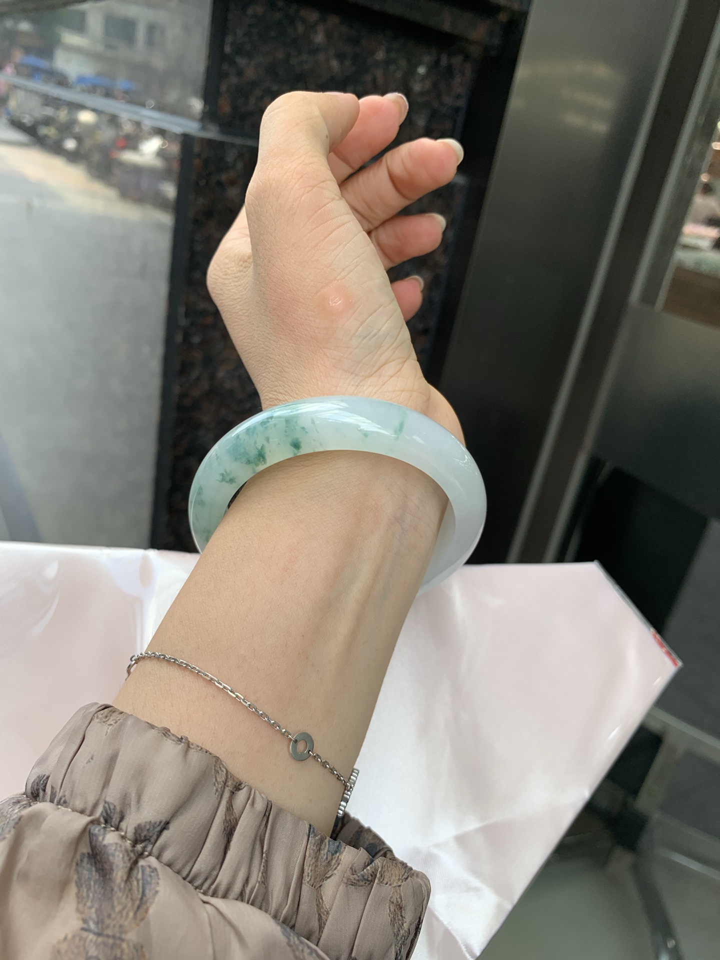 飘花正圈 54.6-7.8-12.4 0527-N781-2 打灯细纹，底妆胶润细腻，蓝花灵动飘逸，勾勒出一幅唯美诗意的山水意境画，古典优雅又秀气